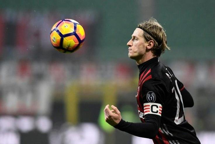 AC Milan's defender Ignazio Abate controls the ball during the Italian Serie A football match against Fiorentina February 19, 2017