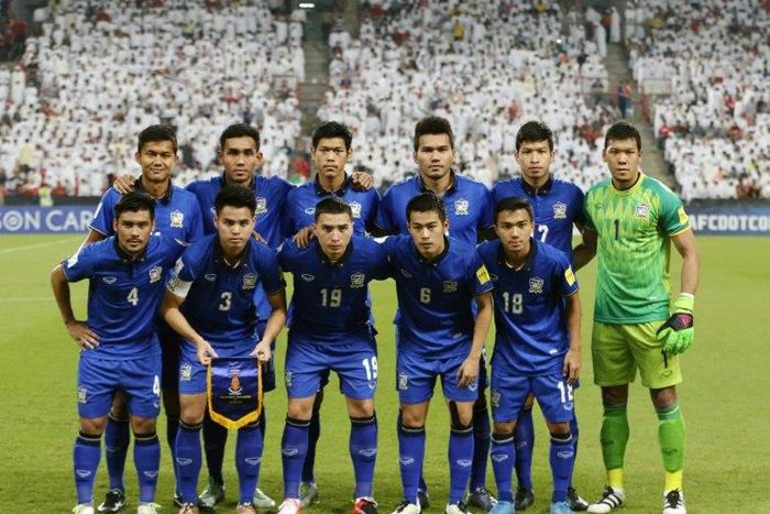 Thailand's starting eleven pose for a group picture ahead of their 2018 FIFA World Cup qualifying match against United Arab Emirates, at the Mohammed Bin Zayed Stadium in Abu Dhabi, on October 6, 2016