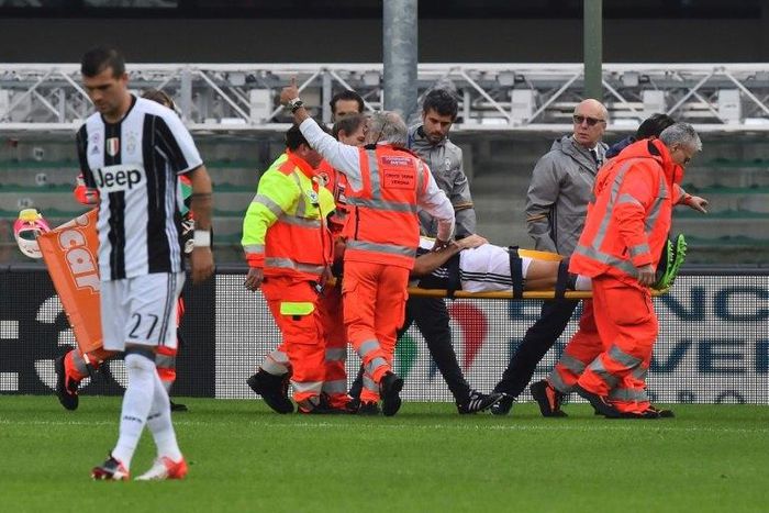 Juventus' defender Andrea Barzagli leaves the pitch on a stretcher during the Italian Serie A football match against Chievo Verona on November 6, 2016