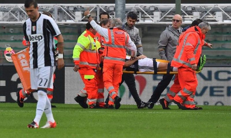 Juventus' defender Andrea Barzagli leaves the pitch on a stretcher during the Italian Serie A football match against Chievo Verona on November 6, 2016