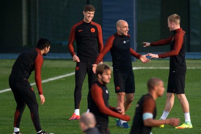 Manchester City's player Pablo Zabaleta (3R) with Kevin De Bruyne during a team training session at the City Football Academy in Manchester, northern England on October 31, 2016