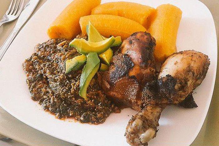 Boiled plantain and "kontomire" stew with avocado & chicken (Asanka local)