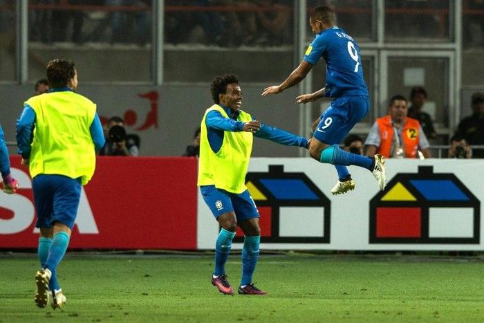 Brazil's Gabriel Jesus (R) celebrates with Willian after scoring against Peru during their 2018 FIFA World Cup qualifier football match on November 15, 2016