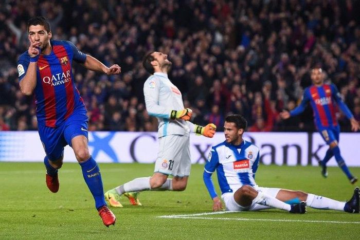 Barcelona's forward Luis Suarez (L) celebrates his goal on December 18, 2016