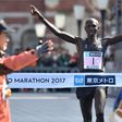 Wilson Kipsang (C) comes in ahead of five other Kenyan runners to win the Tokyo Marathon