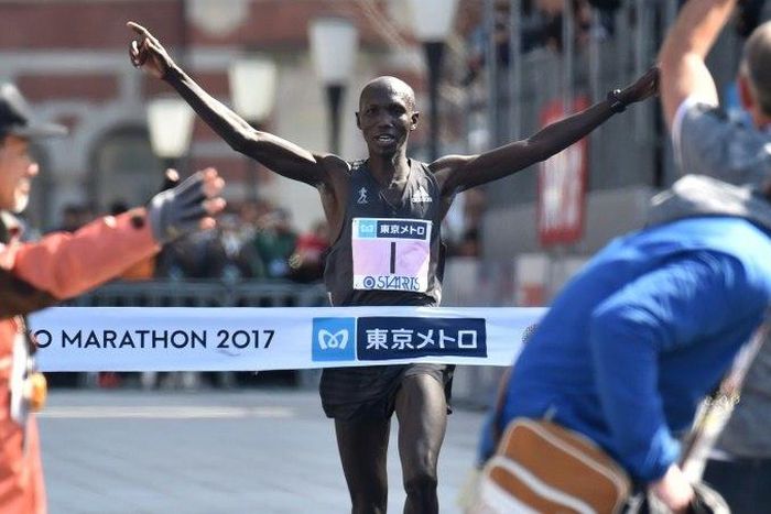Wilson Kipsang (C) comes in ahead of five other Kenyan runners to win the Tokyo Marathon