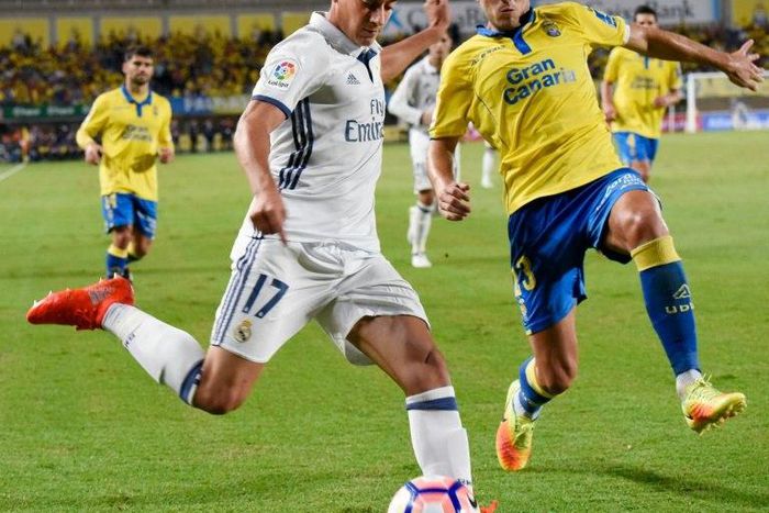 Real Madrid's midfielder Lucas Vazquez (left) vies with Las Palmas' defender Dani Castellano during their Spanish league match in Las Palmas de Gran Canaria on September 24, 2016
