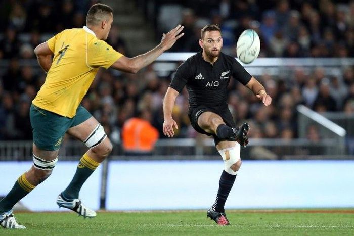 New Zealand's Aaron Cruden has signed a three-year ontract with French club Montpellier