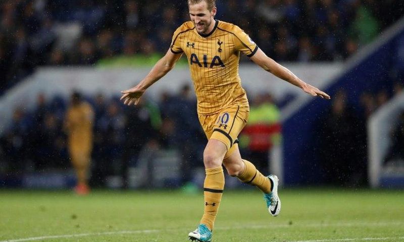 Tottenham Hotspur's Harry Kane celebrates scoring his third goal during their English Premier League football match against Leicester City in Leicester, central England on May 18, 2017