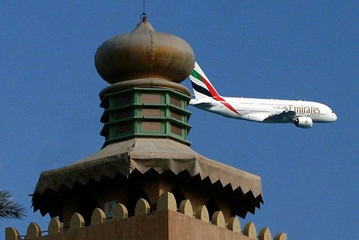 Emirates airline has received its first Rolls-Royce powered Airbus A380s, after reaching an agreement over a technical issue
