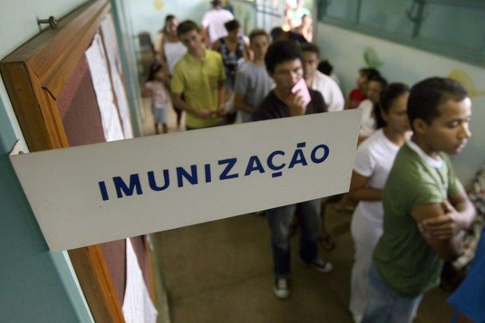 Residents of Brasilia line up to be immunized against yellow fever in January 2008