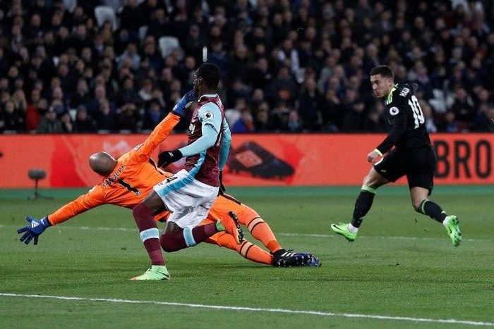 Chelsea's midfielder Eden Hazard (R) shoots past West Ham United's goalkeeper Darren Randolph to score on March 6, 2017