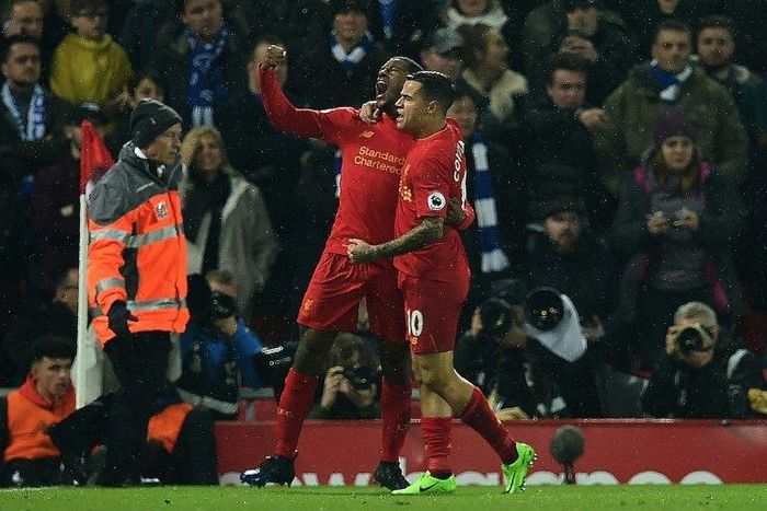 Liverpool's midfielder Georginio Wijnaldum (L) celebrates scoring against Chelsea with midfielder Philippe Coutinho at Anfield on January 31, 2017