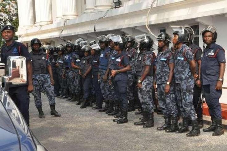 ___5861857___https:______static.pulse.com.gh___webservice___escenic___binary___5861857___2016___12___6___19___Police-presence-at-the-court-9