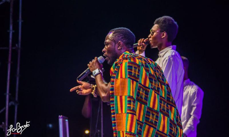 Okyeame Kwame performing with BeatBender