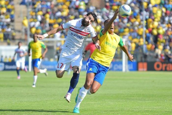 Zamalek's Basem Abdall (L) goes head to hand with Mamelodi Sundowns' Wayne Arendse in the CAF Championship final in Pretoria on October 15, 2016