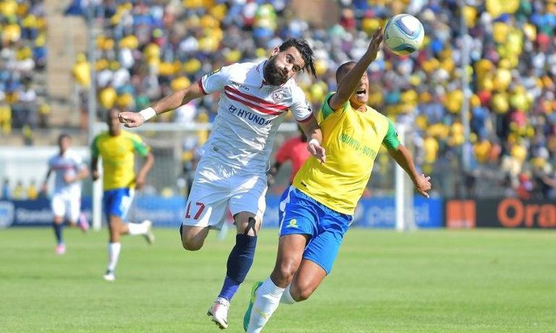 Zamalek's Basem Abdall (L) goes head to hand with Mamelodi Sundowns' Wayne Arendse in the CAF Championship final in Pretoria on October 15, 2016