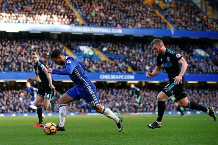 Chelsea's Eden Hazard (2nd L) was ruled out of today's Sunderland match after suffering a knee injury in the 1-0 win against West Bromwich Albion on December 11, 2016