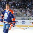 Wayne Gretzky (L) takes to the ice at the ripe age of 55 for the Edmonton Oilers against the Winnipeg Jets alumni teams