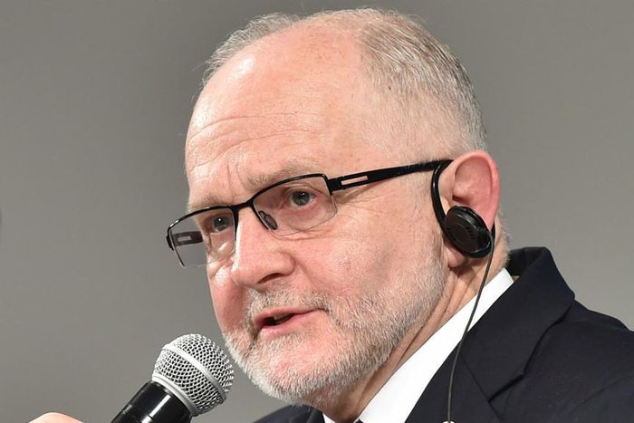 ___5351370___https:______static.pulse.com.gh___webservice___escenic___binary___5351370___2016___8___7___21___philipcraven-cropped_1iwmkem0y2t2m1boc1yr39adqu_2