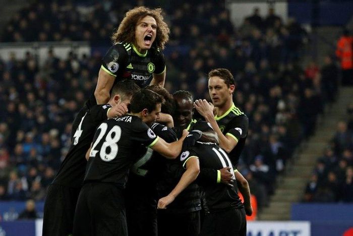 Chelsea's Pedro (R) celebrates with teammates after scoring their third goal against Leicester City at King Power Stadium in Leicester, central England on January 14, 2017