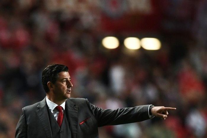 Benfica's head coach Rui Vitoria gestures from the sideline during the Portuguese league football match against Porto April 1, 2017