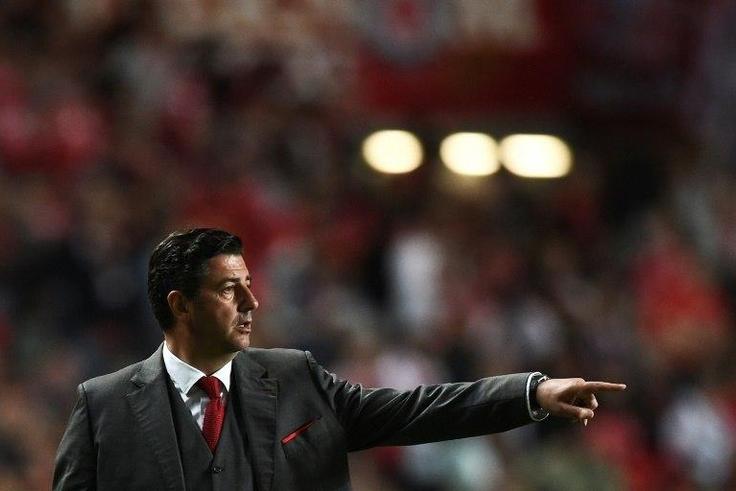 Benfica's head coach Rui Vitoria gestures from the sideline during the Portuguese league football match against Porto April 1, 2017