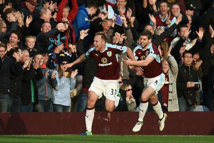 Burnley's midfielder Scott Arfield (L) celebrates scoring their second goal during the English Premier League football match between Burnley and Everton at Turf Moor in Burnley, north west England on October 22, 2016