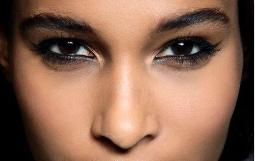 Though eyeliner definitely creates the best cat-eyes, it can be slightly difficult to handle if you’re a beginner.