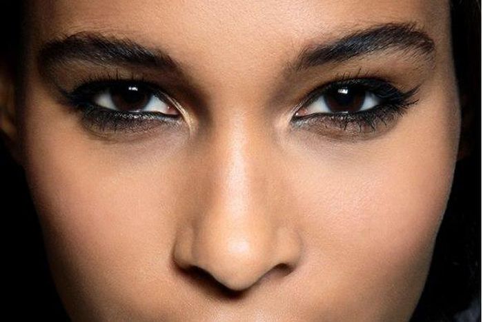 Though eyeliner definitely creates the best cat-eyes, it can be slightly difficult to handle if you’re a beginner.