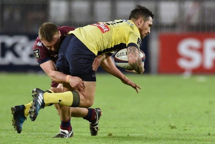 Clermont's flyhalf Stephen Brett (R) is tackled during the French Top 14 rugby union match between Bordeaux-Begles and Clermont on January 29, 2017 at the Matmut Atlantique stadium in Bordeaux, southwestern France