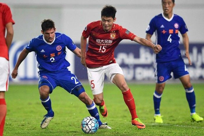 Zheng Wenzhao (C) of Guangzhou Evergrande competes for the ball with Josh Mitchell of Eastern FC during their AFC Champions League group stage football match in Guangzhou, China, on February 22, 2017
