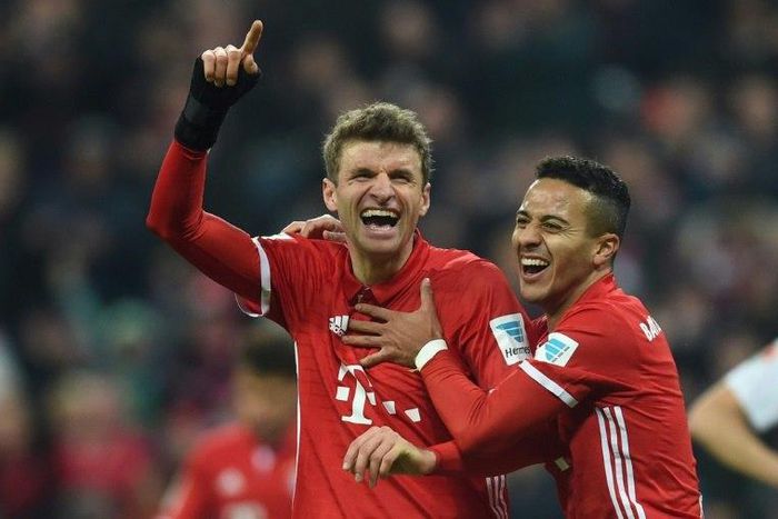 Bayern Munich's striker Thomas Mueller (L) and midfielder Thiago Alcantara celebrate on December 10, 2016