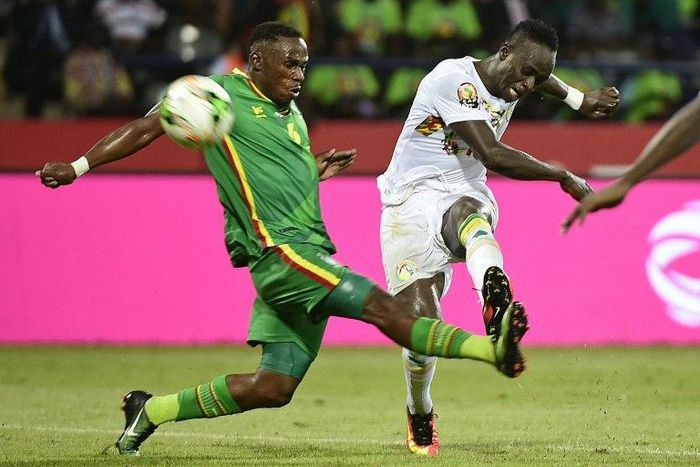 Senegal's forward Sadio Mane (R) kicks the ball past Zimbabwe's defender Onismor Bhasera during the 2017 Africa Cup of Nations group B football match January 19, 2017