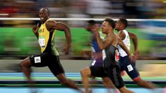 Usain Bolt cruises to an easy win in the men's 100-meter semifinal at the Rio Olympics.