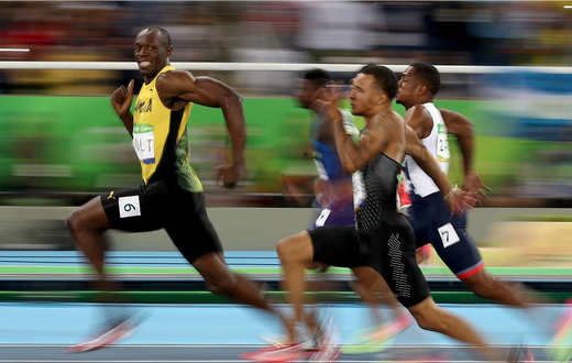 Usain Bolt cruises to an easy win in the men's 100-meter semifinal at the Rio Olympics.