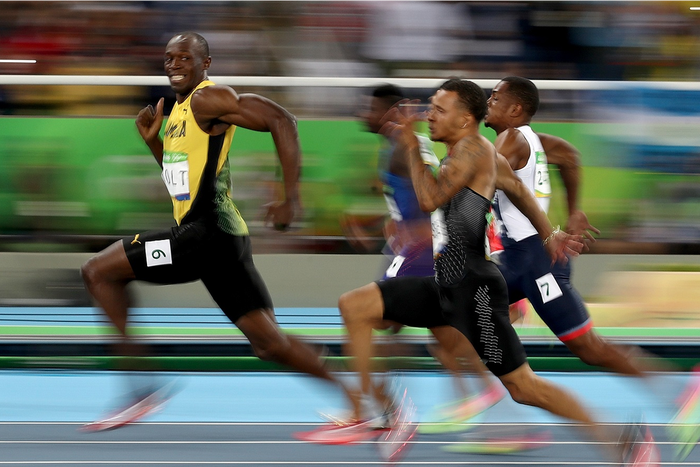 Usain Bolt cruises to an easy win in the men's 100-meter semifinal at the Rio Olympics.