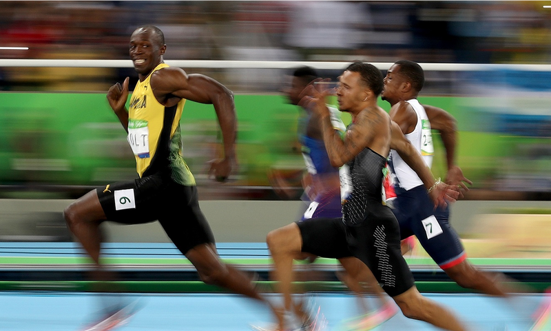 Usain Bolt cruises to an easy win in the men's 100-meter semifinal at the Rio Olympics.