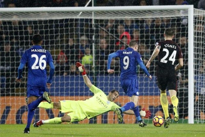 Leicester City's Jamie Vardy (2nd R) takes the ball around Manchester City's goalkeeper Claudio Bravo on his way to scoring their third goal on December 10, 2016