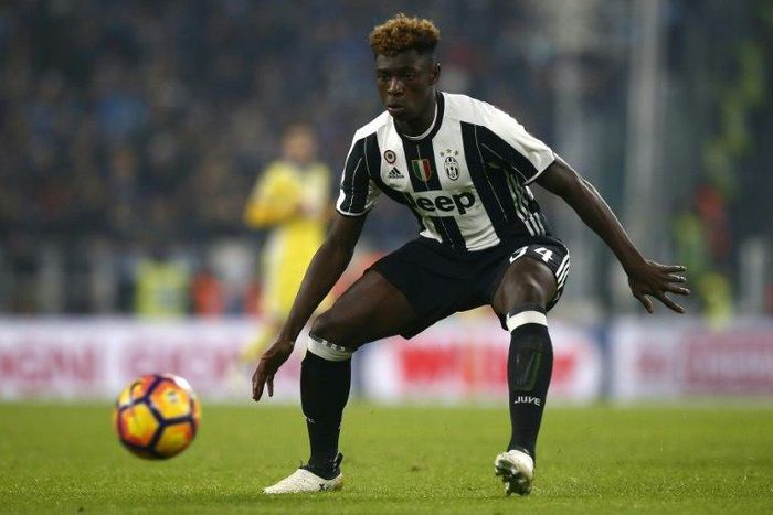 Juventus' Italian forward Moise Kean controls the ball during their match against Pescara in Turin on November 19, 2016