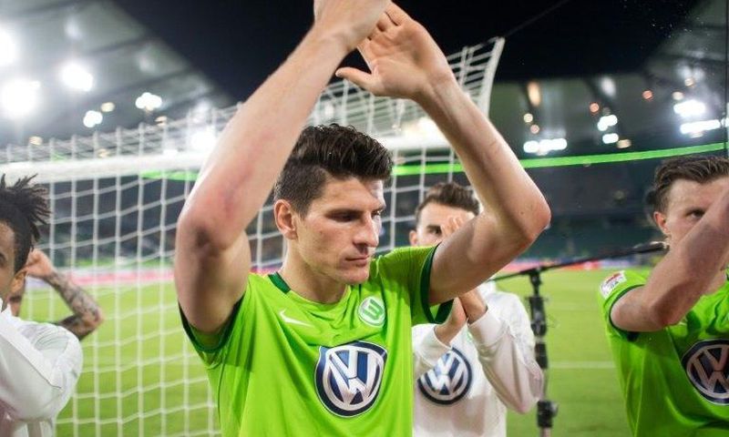 Wolfsburg's forward Mario Gomez celebrates after the Bundesliga Relegation first-leg football match against Eintracht Braunschweig May 25, 2017