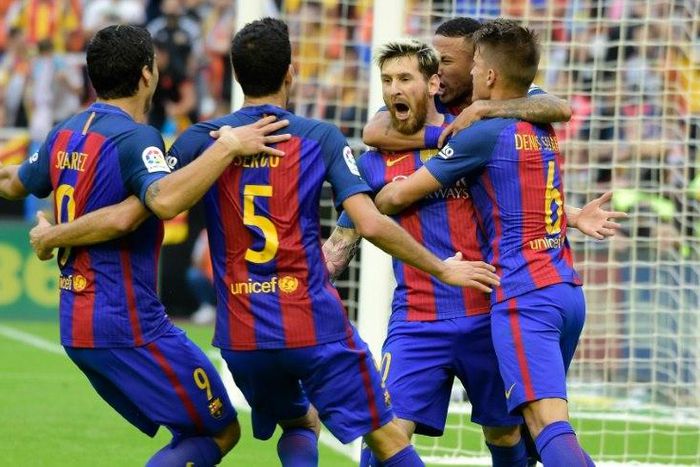Barcelona's forward Lionel Messi (C) celebrates with teammates after scoring on October 22, 2016