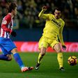 Atletico Madrid's forward Antoine Griezmann (L) takes on Villarreal's midfielder Roberto Soriano on December 12, 2016