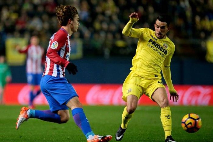 Atletico Madrid's forward Antoine Griezmann (L) takes on Villarreal's midfielder Roberto Soriano on December 12, 2016