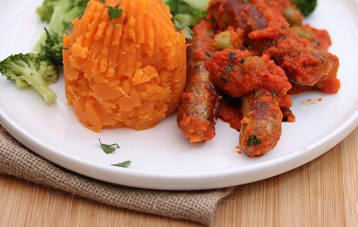 Mashed sweet potatoes and sausages cooked in tomato sauce (Foodace)