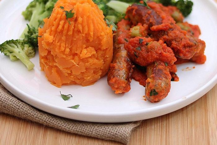 Mashed sweet potatoes and sausages cooked in tomato sauce (Foodace)