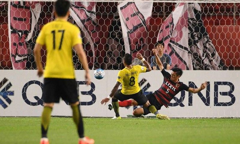 Guangzhou Evergrande's midfielder Paulinho scores a goal past Kashima Antlers' defender Naomichi Ueda during the AFC Champions League football match between Japan's Kashima Antlers and China's Guangzhou Evergrande on May 30, 2017