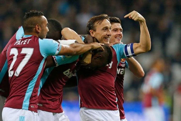 West Ham United's Swiss midfielder Edimilson Fernandes (C) celebrates with teammates after scoring against Chelsea in east London on October 26, 2016