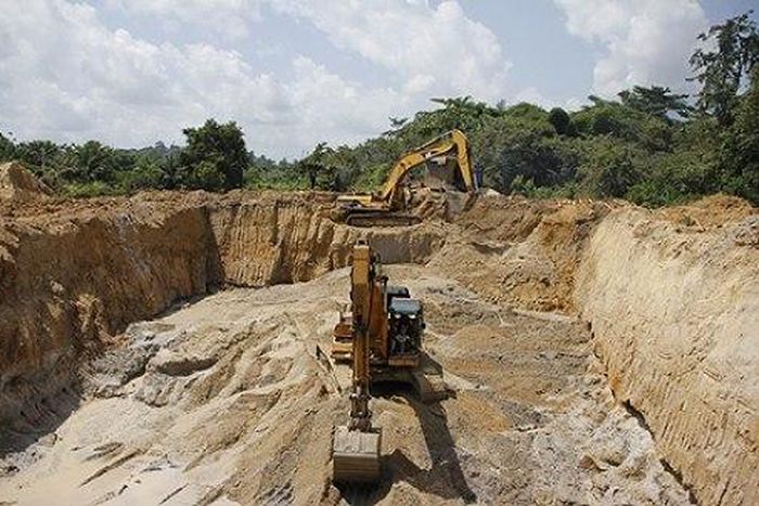 ___6536263___https:______static.pulse.com.gh___webservice___escenic___binary___6536263___2017___4___16___8___Stolen_Excavator