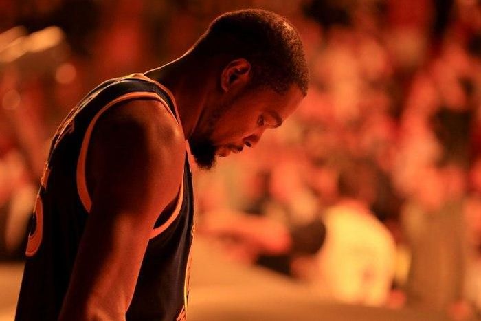 Kevin Durant scores 22 points, pulls down 10 rebounds and hands out seven assists as the Golden State Warriors beat the Chicago Bulls in Oakland